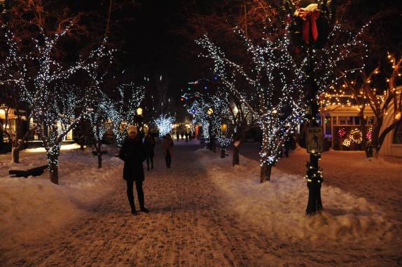 Última noite do ano, caminhando nas ruas enfeitadas e nevadas de Aspen, no Colorado, nos Estados Unidos